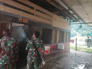 Satgas Yonif 126/KC Lakukan Fogging, Untuk Mencegah Penyakit Malaria di Daerah Perbatasan