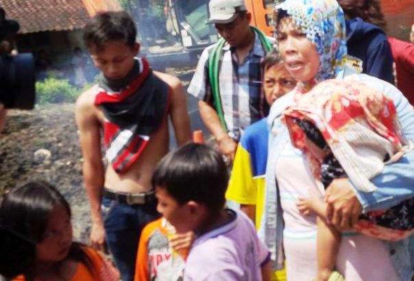 Wanita dan Anak - anak Grobokan Protes Pipa PT Pertamina Gas