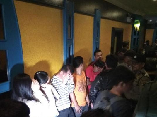 Petugas, Wanita Penghibur, dan Pengunjung Main