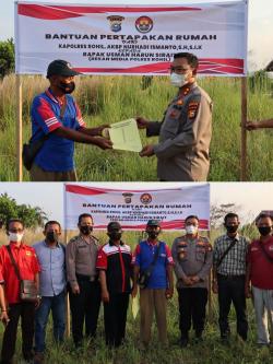 Terharu dan Bahagia,Wartawan Tertua ini Terima Bantuan Lahan  Tapak Rumah dari Kapolres Rohil