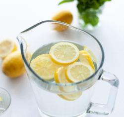 Rajin Minum Air Lemon Pagi Hari, Dapat Menghilangkan Buncit 