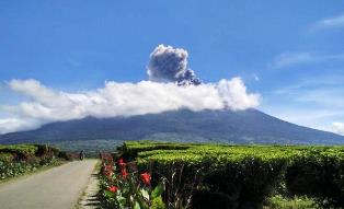 Gunung Kerinci Batuk, Warga Disarankan Menjauh Radius 3 Kilometer
