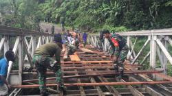 Satuan TNI dari Kodim 1702/JWY Perbaiki Jembatan Di Yamilo