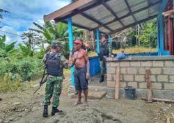 Prajurit Yonif 126/KC Anjangsana Ke Rumah Masyarakat, Jalin Silahturahmi