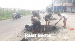 Berita Limbah Hotmix Dibuang di Jalan Pondok Cabe Raya, Warga: "Ini Sabotase", Diralat