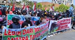Ratusan Massa Dukung Penertiban TNTN, Serahkan Boneka Gajah Tari dan Domang