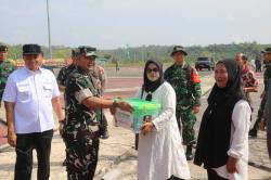 Hangat Kebersamaan di Penutupan TMMD ke-127, 500 Paket Sembako Disalurkan untuk Warga