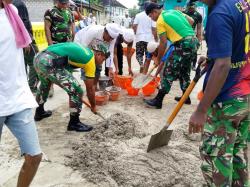 Prajurit Ajusta Bersama Warga Gotong Royong Bangun Rumah Adat Budaya Maluku