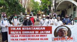 Puluhan Massa di Surabaya Bentangkan Spanduk Penolakan Kedatangan Habib Rizieq