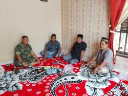 Di tengah Tugas Teritorial, Babinsa Tobek Godang Luangkan Waktu Hadiri Khitanan Warga