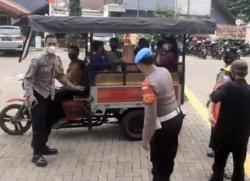 Polisi Ajak Anak Vaksinasi di Jemput Pakai Odong2 dan Beri Santunan