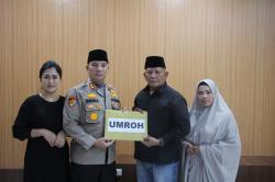 Salut! Kapolres Bengkalis Beri Hadiah Umroh Purnawirawan Polri