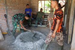 Menganyam Asa di Dinding Rumah, Satgas TMMD Hadirkan Harapan bagi Anismar