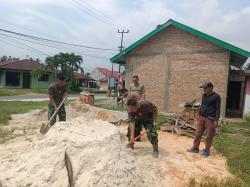 Bahu-Membahu Adun Semen, Satgas TMMD ke-127 dan Warga Wujudkan Rumah Layak untuk Saudi Alfa Seri