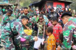 Satgas Yonif Mekanis 203/AK Makan Bubur Kacang Ijo Bersama Masyarakat Desa Tima