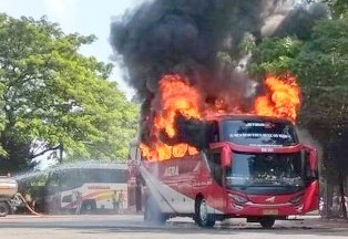 Bus eksekutif Agra Mas Tebakar  di Terminal Rajekwesi Bojonegoro