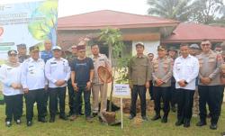Jelang HUT Bhayangkara 79, Polda Riau Gelar Bakti Sosial dan Tanam Pohon di Kampar Kiri
