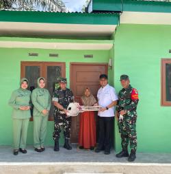 Kasdam Brigjen TNI Rudi Hermawan Serahkan Kunci Rumah Layak Huni, Anismar Menangis Terharu