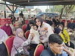 Jelang HUT Bhayangkara, Polsek Senapelan Serahkan Bantuan Sembako ke Warga