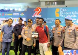 Bersama Pelari Kenya, Kapolda Riau Ikut Ambil Race Pack Bhayangkara Run 2025