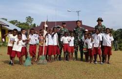 TNI Ajak Siswa-Siswa SD Bersihkan Lingkungan Sekolah Di Wilayah Perbatasan