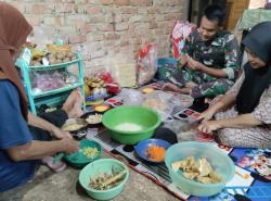 Satgas TMMD Dekat dengan Warga, Bantu Masak Takjil Jelang Berbuka Puasa 