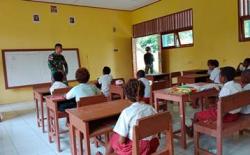 Satgas Yonif 126/KC Menjadi Tenaga Pendidik, Bantu Cerdaskan Anak Bangsa di Perbatasan