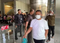 Gubri Tiba di Gedung KPK Pakai Kaos Oblong Putih, Digiring Langsung ke Ruang Pemeriksaan