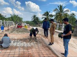 Semangat Gotong Royong, Warga Sungai Manasib Cor Jalan Rusak dengan Alat Seadanya"