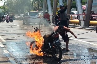 Roda Dua di Pasuruan Hangus, Pengendara Selamat