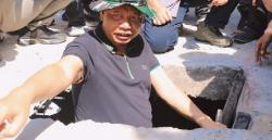 Viral, Beredar Foto Sekdako Pekanbaru Indra Pomi dalam Gorong-gorong Kotor