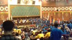 UIR dan UNILAK Bergandengan Lakukan Aksi Demo di Gedung DPRD Riau Terkait Asap