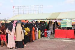 Penutupan TMMD ke-127, Kodim 0301/Pekanbaru Hadirkan Bazar Pangan Murah dan Pengobatan Gratis