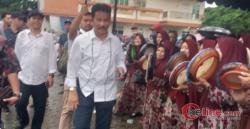 Demi Menunggu Calon Gubernur Pujaan Warga Sei Jang, Simpatisan M Rudi Rela Basah Kuyup