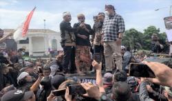 Aliansi Sunda Karawang datangi DPRD, Tuntut Arteria Dahlan Dipecat
