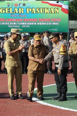 Bupati Bistamam dan Wabup Jhony Charles Hadiri Apel Gelar Pasukan Operasi Patuh Lancang Kuning 2025 di Polres Rohil