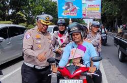 Subdit Kamsel Ditlantas Polda Riau Tebar Semangat Merah Putih ke Pengendara