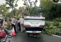 Mitsubishi Xpander Terbalik di Sudirman Usai Tabrak Pohon dan Honda Brio