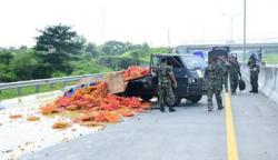 Prajurit TNI Bantu Korban Kecelakaan di Tol Pasuruan-Probolinggo
