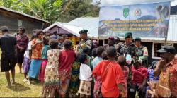 Satgas Yonif Mekanis 203/AK Bersama Masyarakat Distrik Malagayneri Merenovasi Gereja Gumban Hidup