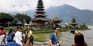 Kemolekan Pura Ulun Danu Danau Beratan, Kabupaten Tabanan, Bali