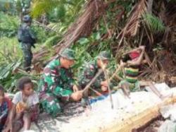 Prajurit TNI di Perbatasan Bantu Warga Olah Sagu, Untuk Tingkatkan Ketahanan Pangan