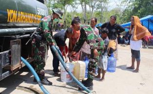 Setiap Hari Satgas Yonarhanud 16 / SBC Kostrad Salurkan Air Bersih