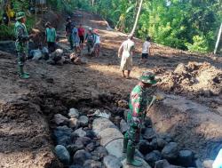 TMMD Kodim 1623/Karangasem Bersama Masyarakat Gotong Royong Pasang Gorong-Gorong Untuk Jalan Baru