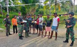TNI di Perbatasan Papua, Berikan Bantuan Sarana Olahraga Kepada Pemuda