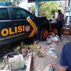 Bruk, Satu Mobil Patroli Polisi Meranti Hantam Rumah Warga