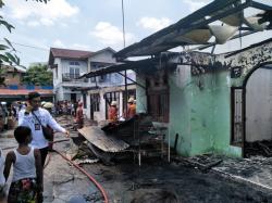 5 Rumah Bulatan Terbakar di Panam, Damkar Kerahkan 7 Mobil Pemadam