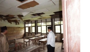 Ditinjau Wardan Kondisi SDN 011 Desa Sungai Ambat Memprihatinkan Kepsek Menagis