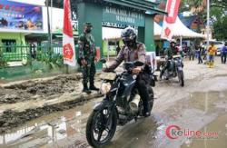 TNI Bagikan Sembako Kepada Masyarakat Terdampak Banjir Bandang di Masamba