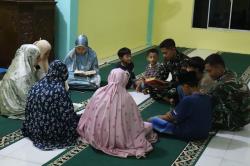 Isi Malam Ramadhan dengan Ibadah, Satgas TMMD ke 127 Tadarus Bersama Remaja Masjid Nurul Ikhlas